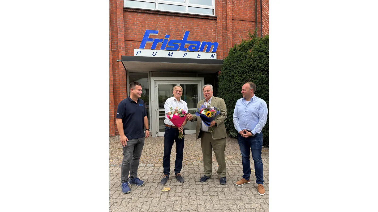 Torben Hahn (Prokurist Fristam Pumpen Schaumburg, v. li.), Oliver Theiß (Bürgermeister Stadt Stadthagen), Wolfgang Stamp (Inhaber Fristam Pumpen KG), Benjamin Steinig (Leiter Vertrieb &amp; Projektabwicklung Fristam Pumpen Schaumburg), blicken nach dem Notar-Termin am Fristam Hauptsitz in Hamburg dem Neubau in Stadthagen entgegen.  (Foto: Fristam Pumpen)