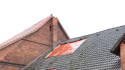 Die Ursache für den Lärm: Ein Teil des Schornsteins samt Storchennest ist abgebrochen.  (Foto: gi)