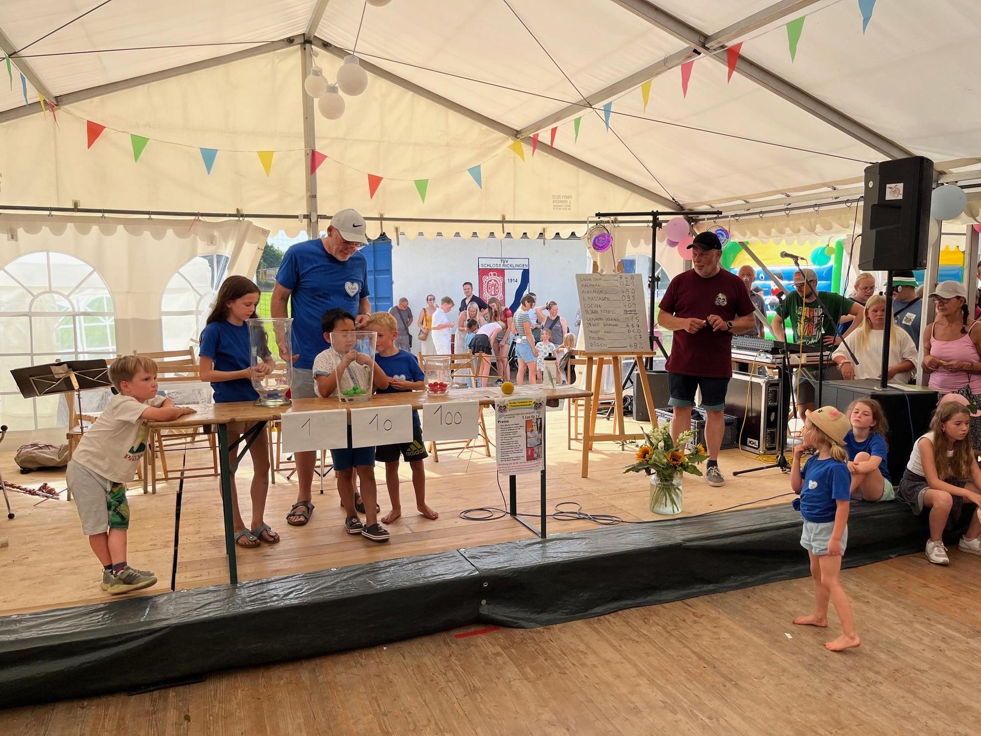 Tombola: Die Gewinner werden gezogen. (Foto: privat)