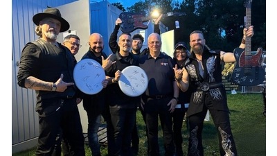 Die Bandmitglieder von Saltatio Morris mit den DRK Mitgliedern Ellen Heller (2.v.r) und Roberto Heller (3.v.r). (Foto: Privat)