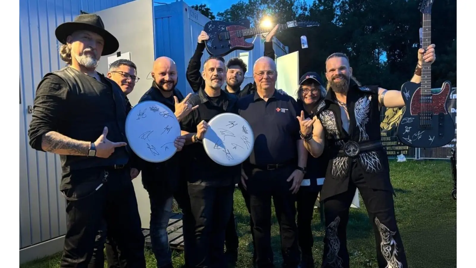 Die Bandmitglieder von Saltatio Morris mit den DRK Mitgliedern Ellen Heller (2.v.r) und Roberto Heller (3.v.r). (Foto: Privat)