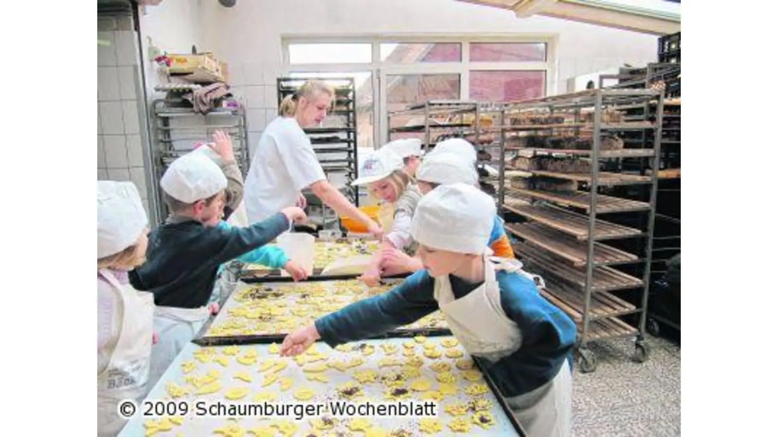 Kinder backen Weihnachtsplätzchen (Foto: mk)