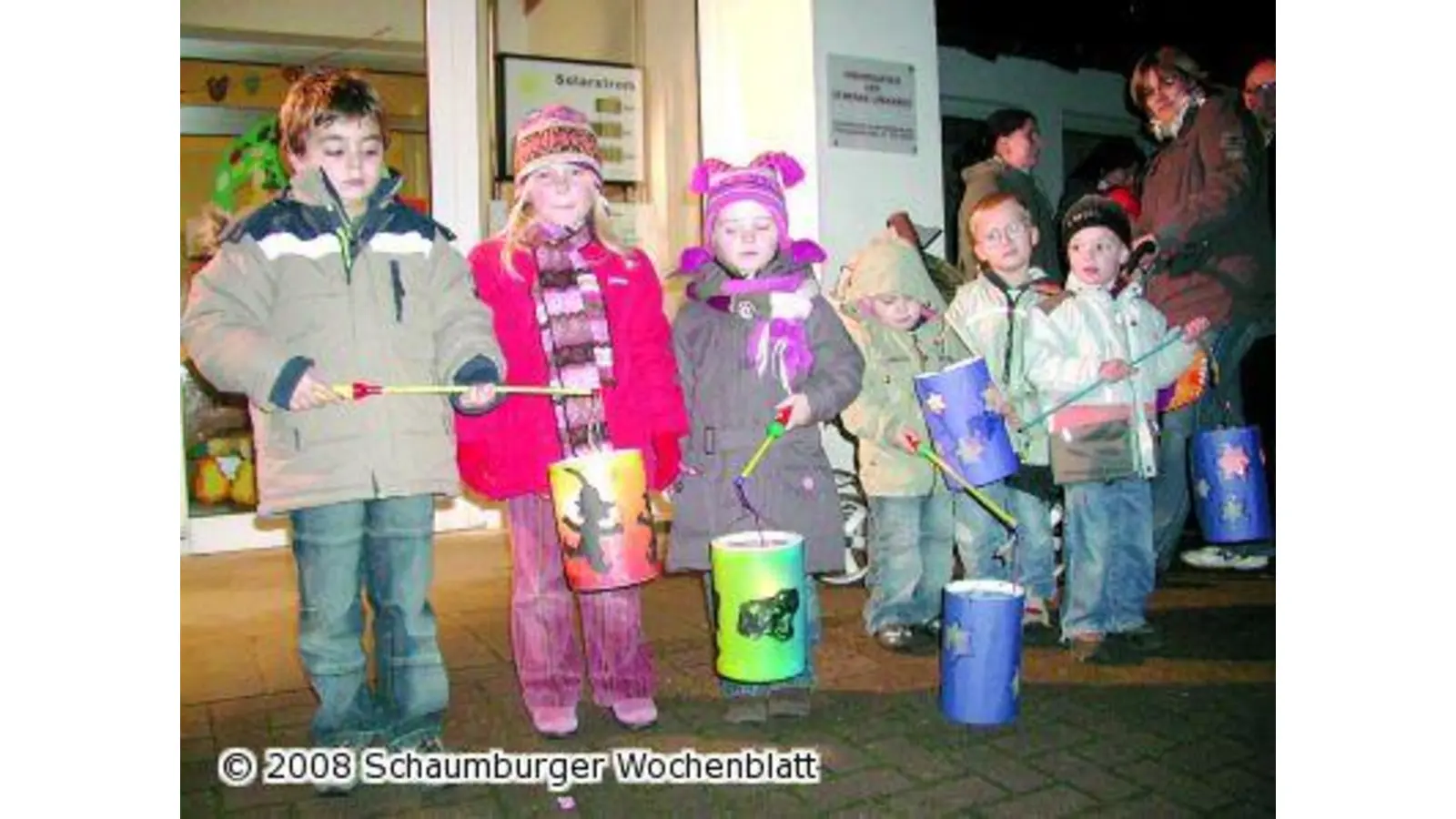 Einem Leuchtwurm gleich bewegt sich der Zug durch den ganzen Ort (Foto: red)