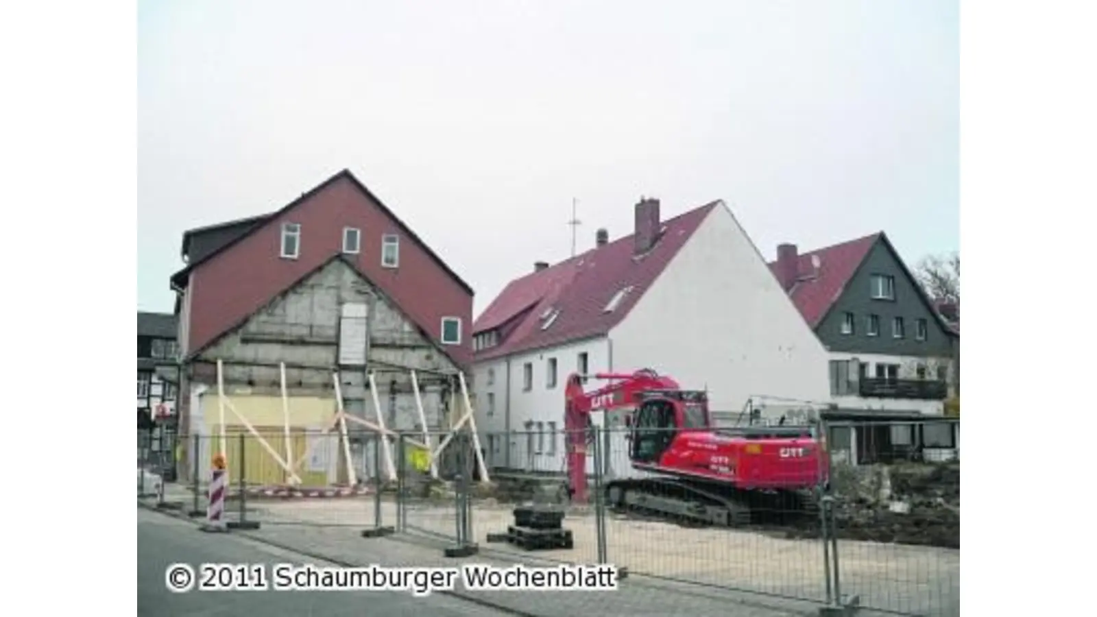 Viel Platz hinter dem großen Bauzaun (Foto: al)