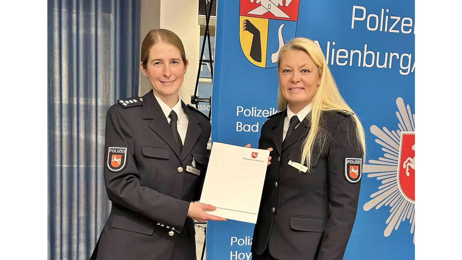 Polizeipräsidentin Tanja Wulff-Bruhn überreicht der Ersten Polizeihauptkommissarin Melanie Meinke ihre Ernennungsurkunde für das Amt der Dienststellenleiterin des Polizeikommissariat Rinteln.  (Foto: ste)