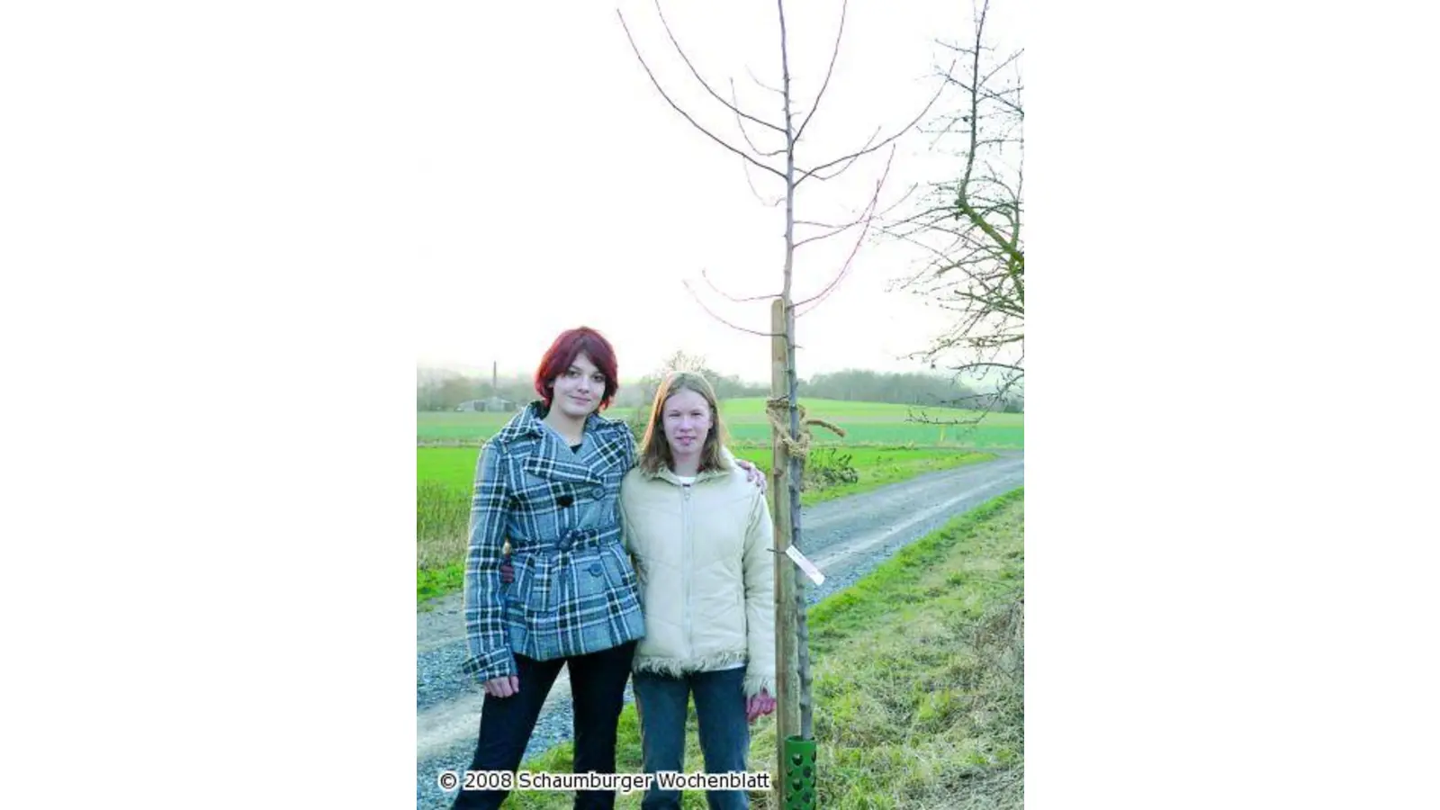 Ihren gepflanzten Baum wollen zwei Mädchen auch selbst pflegen (Foto: al)