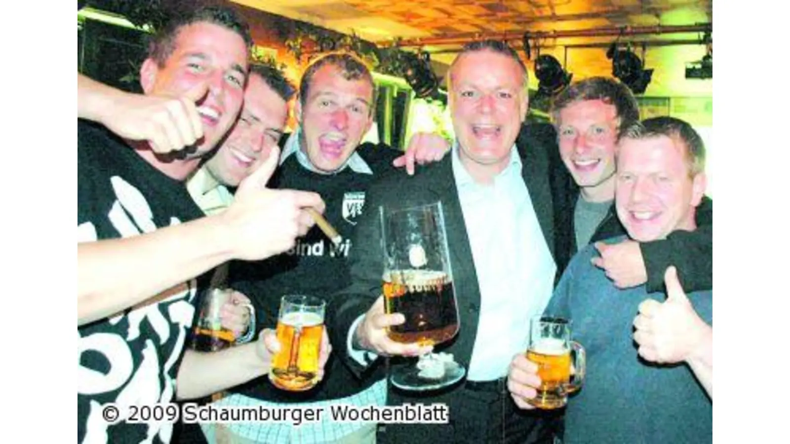 VfL-Fußballer feiern Aufstieg (Foto: red)