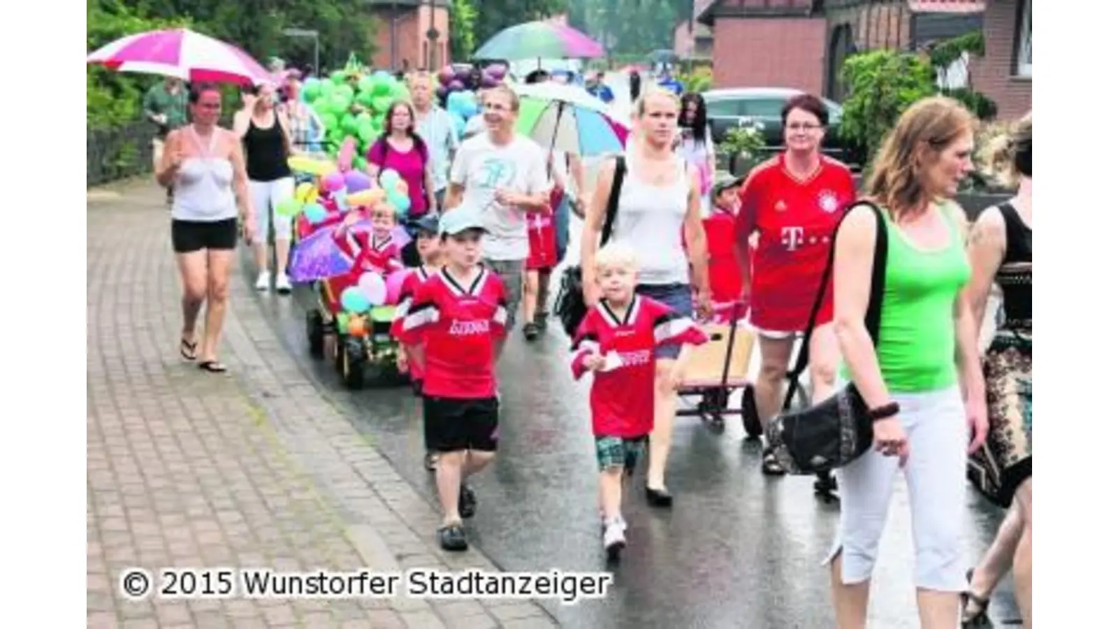 Festumzug mit fröhlichen und gut gelaunten Marschierern (Foto: gi)