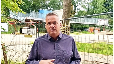 Mike Schmidt beim Interview mit dieser Zeitung, an der Brückenbaustelle. (Foto: gk)