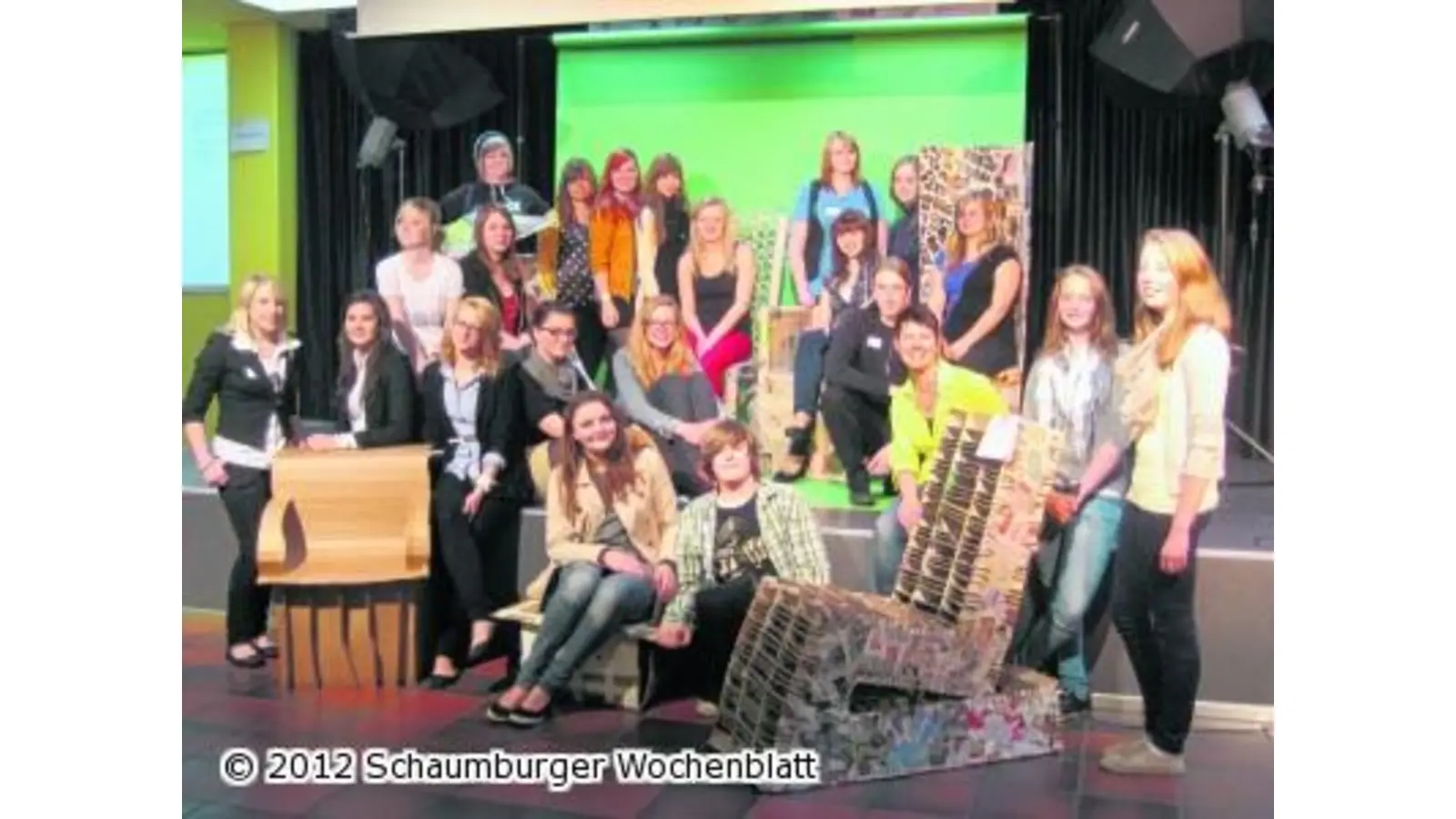 Schüler präsentieren ihre selbst designten und gebauten Möbel (Foto: ag)