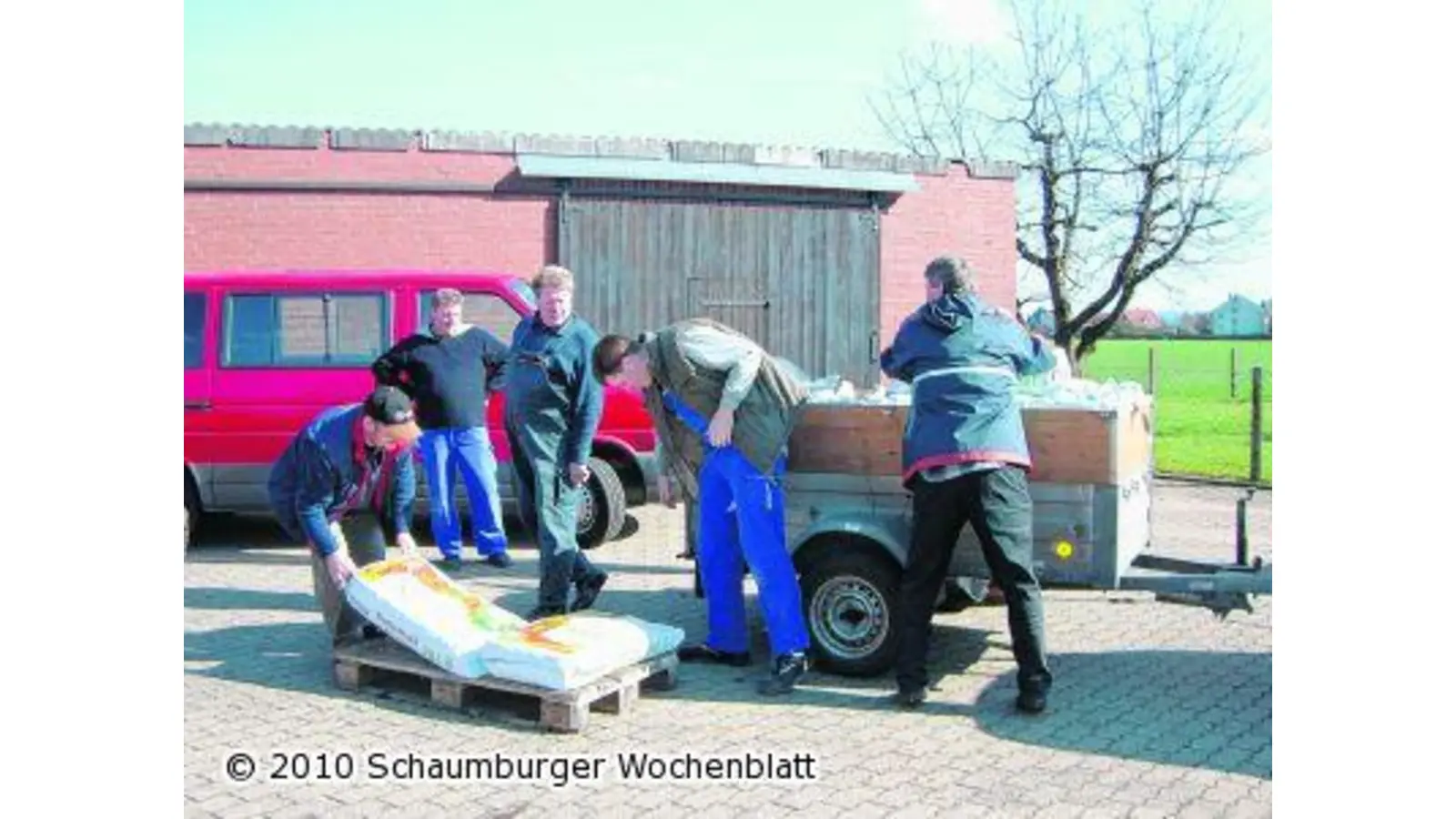 Siedler verteilen über 20 Tonnen Gartenmaterial (Foto: red)