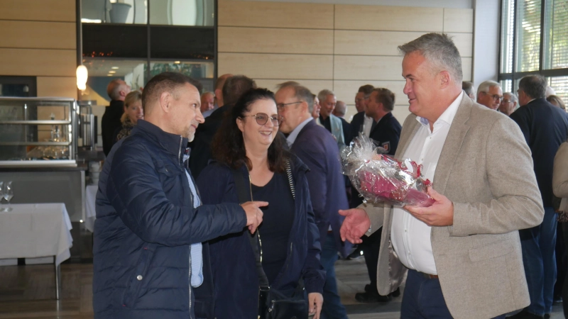 Herzlicher Empfang auf dem Überraschungsfest durch Mike Schmidt (re.). (Foto: gk)