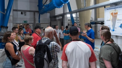 Im Wasserwerk: Eine Gruppe Besucher informiert sich. (Foto: Angelika Zwick)