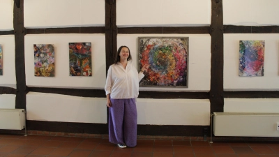 Hat extra eine Collage für Steinhde angefertigt: Rita Rozynek in der Kunstscheune. (Foto: wb)