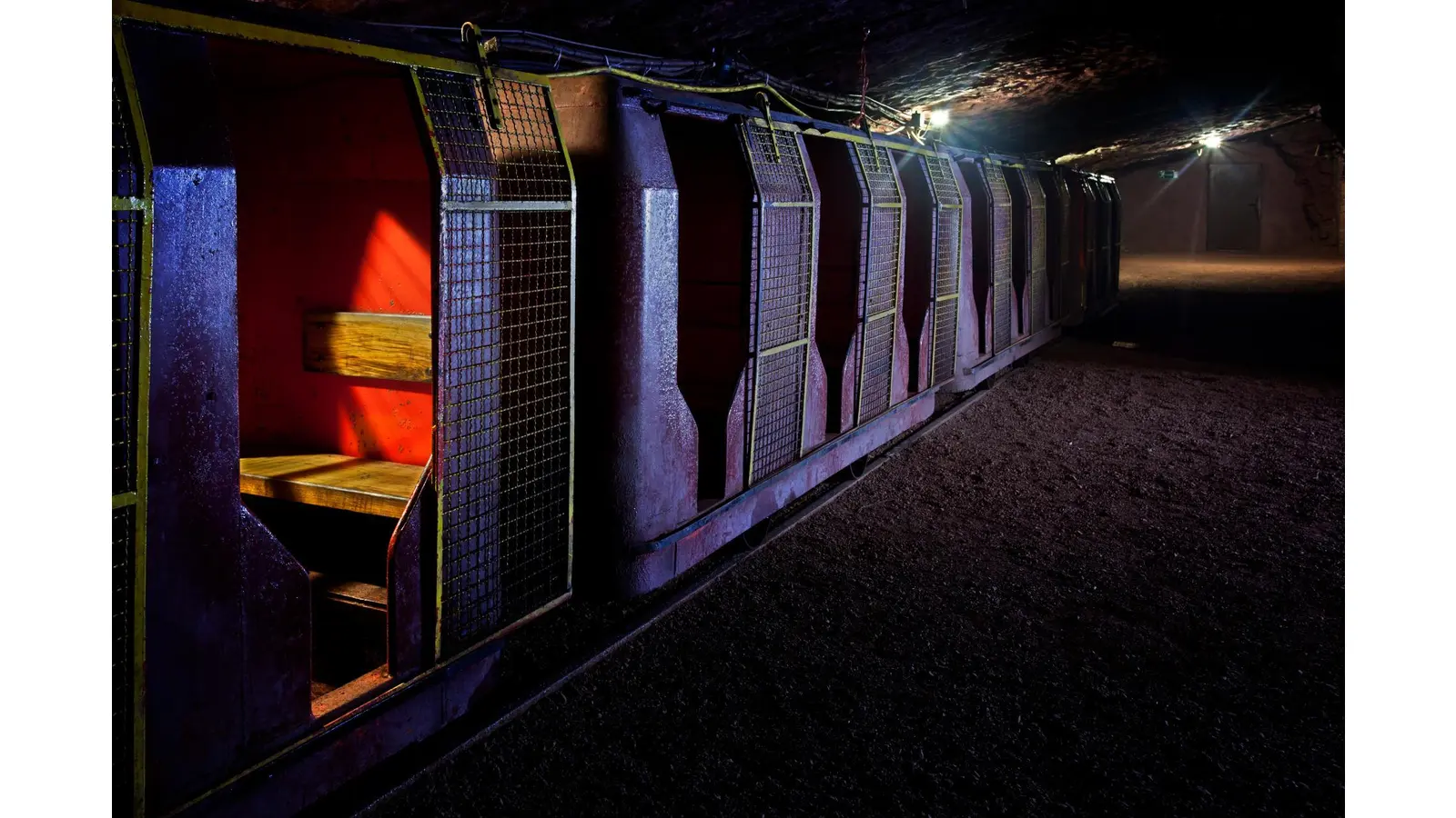 Die Kinder fahren mit der Grubenbahn ins Kleine Bergwerk ein. (Foto: BBMK/Thomas M. Weber)
