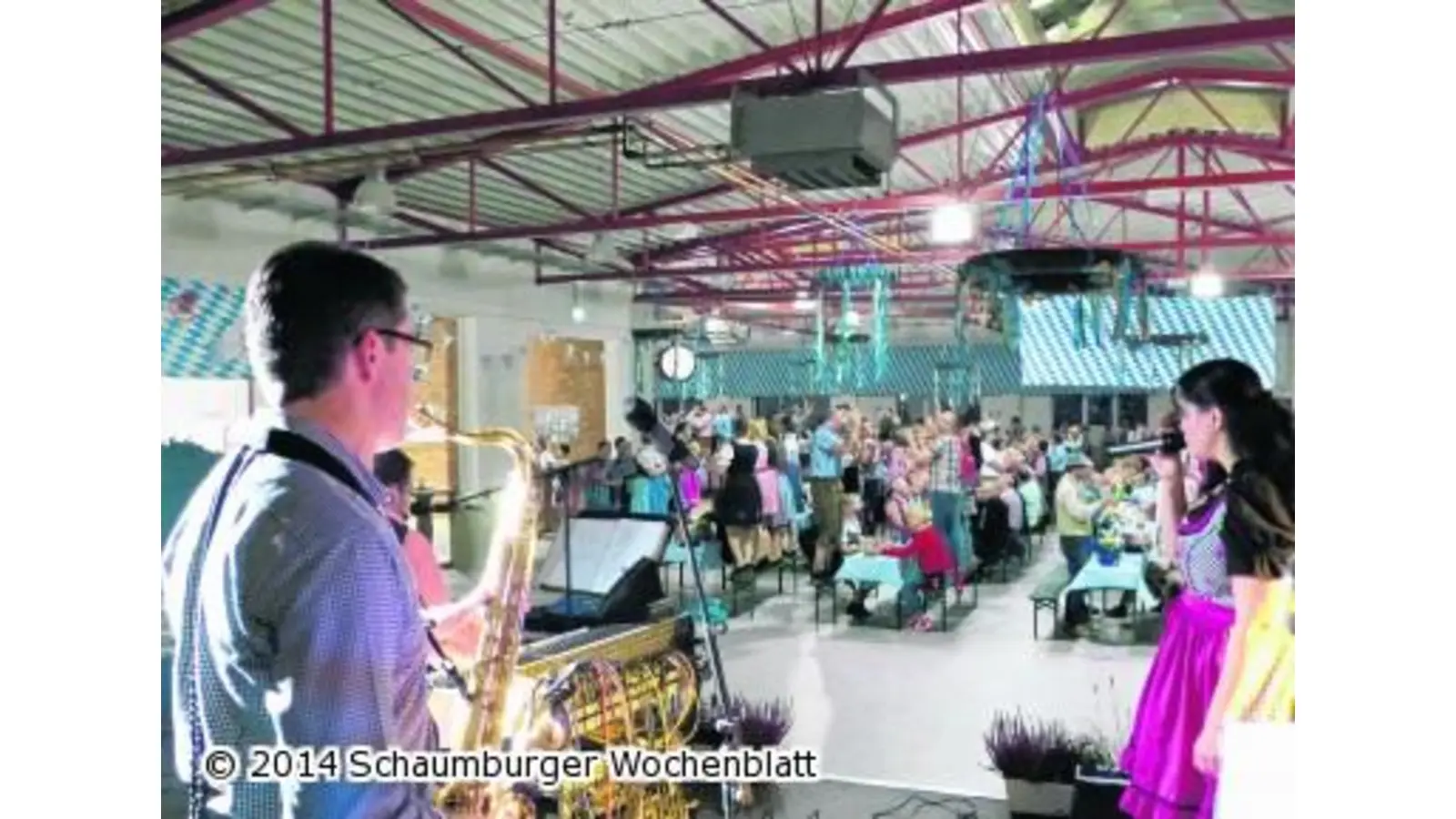 Im Dirndl auf den Bänken (Foto: al)