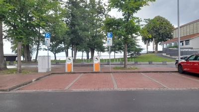 Von den Stadtwerken betrieben: E-Ladesäulen in Steinhude. (Foto: wb)