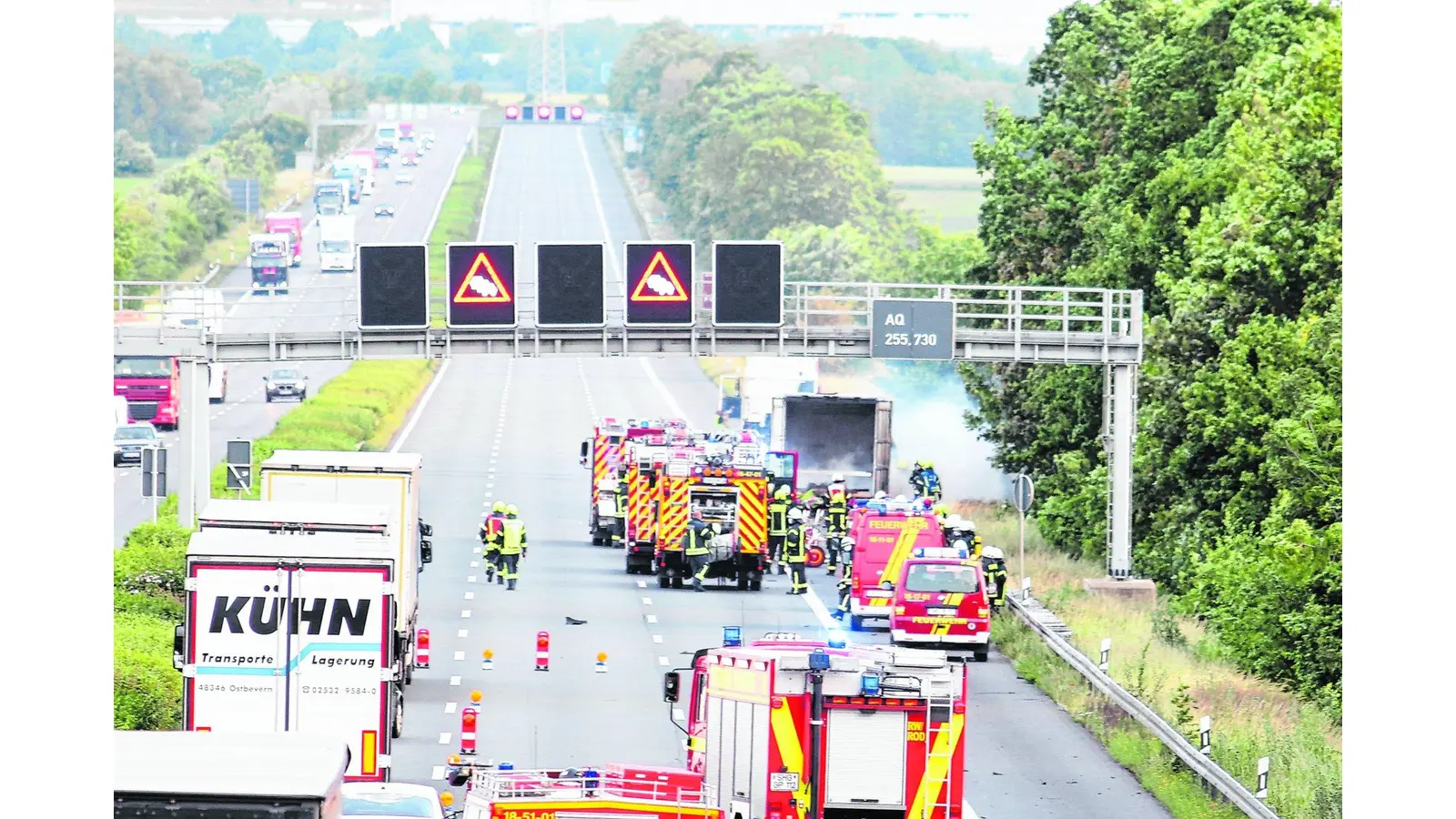 Lastwagen brennt auf A2 (Foto: bb)