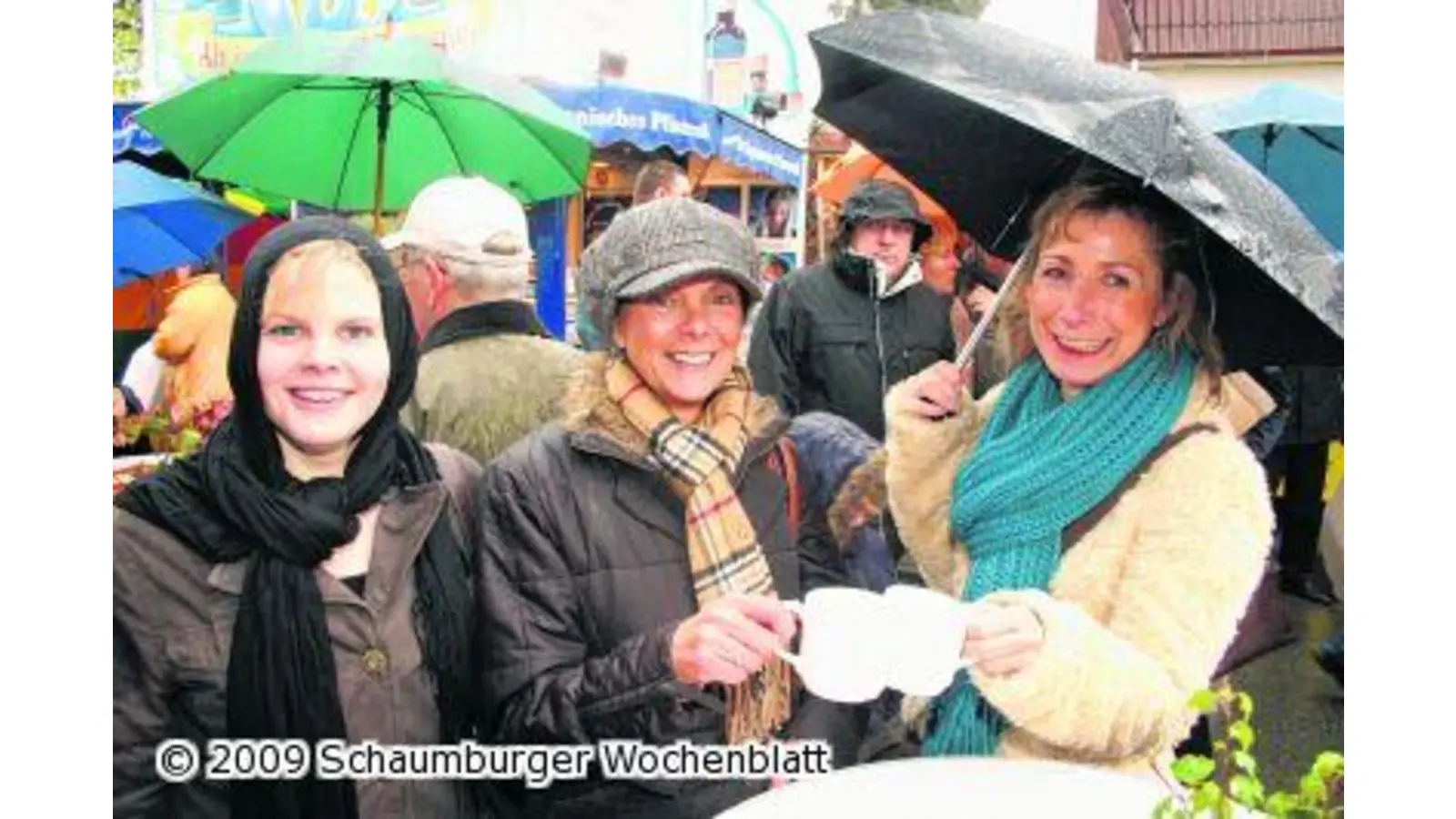Buntes Markttreiben unterm Regenschirm (Foto: bb)