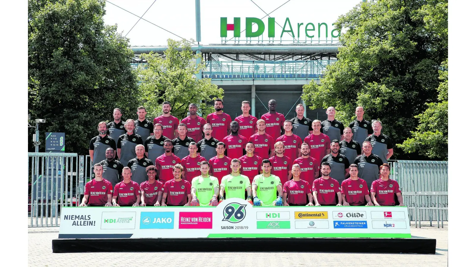 19.07.2018, Hannover<br>Fussball, Fußball, Bundesliga, Saison 2018-2019, Hannover96, Teamfoto, Media Day,<br>1. Reihe:<br>Mike Steven Baehre, Uffe Bech, Linton Maina, Oliver Sorg, Michael Esser, Leo Weinkauf, Philipp Tschauner, Matthias Ostrzolek, Julian Korb, Pirmin Schwegler und Takuma Asano<br>2. Reihe:<br>Zeugwart Raymond Saka, Zeugwart Servet Kaya, Noah Joel Sarenren Bazee, Edgar Prib, Miiko Albornoz, Bobby Wood, Iver Fossum, Marvin Bakalorz, Co-Trainer Volkan Bulut und Trainer Andre Breitenreiter<br>3. Reihe: <br>Mannschaftsarzt Dr. Felix Hessel, Physiotherapeut Ralf Blume, Physiotherapeut Steffen Gniesmer, Physiotherapeut Jens Vergers, Physiotherapeut Andre Horn, Ihlas Bebou, Niclas Fuellkrug, Kevin Wimmer, Timoi Huebers, Co-Trainer Asif Saric und Torwarttrainer Joerg Sievers<br>4. Reihe:<br>Videoanalyst Lars Barlemann, Videoanalyst Tobias Holm, Josip Elez, Walace, Felipe, Waldemar Anton, Babacar Gueye, Athletiktrainer Tobias Stock, Athletiktrainer Dennis Fischer und Athletiktrainer Timo Rosenberg (Foto: bb)