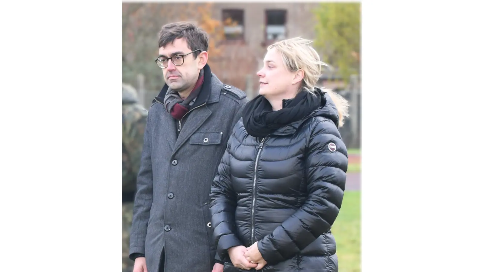 Landtagsabgeordneter Jan-Philip Beck und die Bundestagsabgeordnete Marja-Liisa Völlers (biede SPD) geben eine Stellungnahme zu den Trassenplänen der Bahn ab. (Foto: nd)