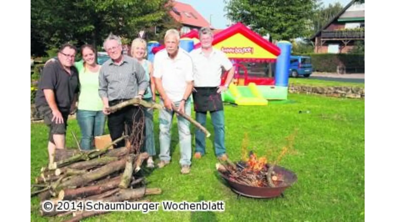 Genossen machen es sich am Lagerfeuer gemütlich (Foto: gi)