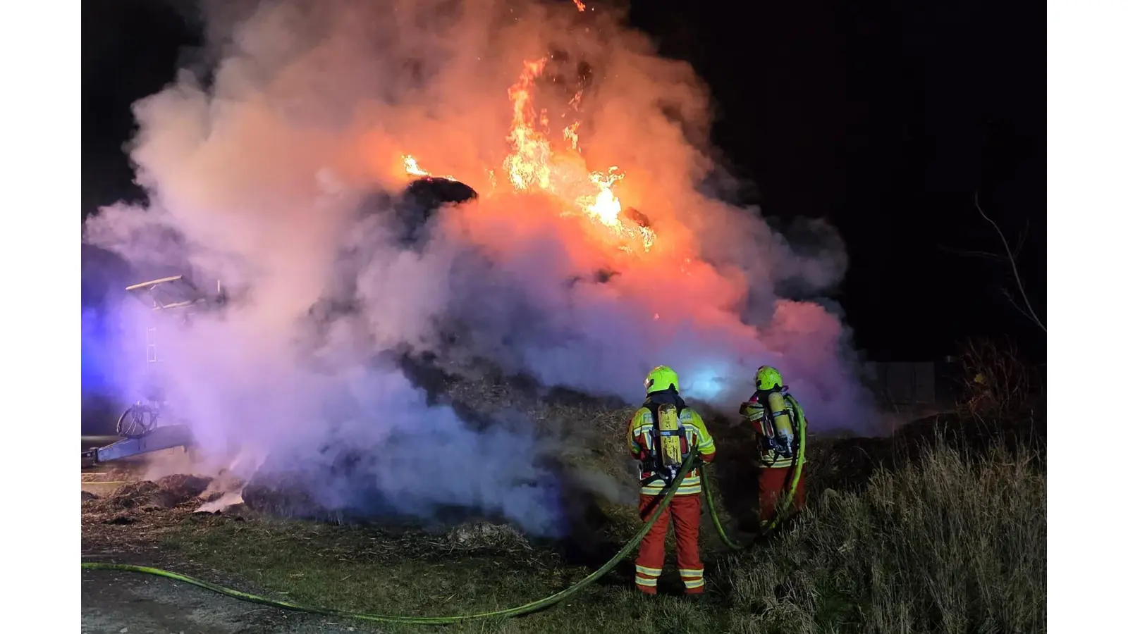 100 Strohballen waren in Brand geraten. (Foto: privat)