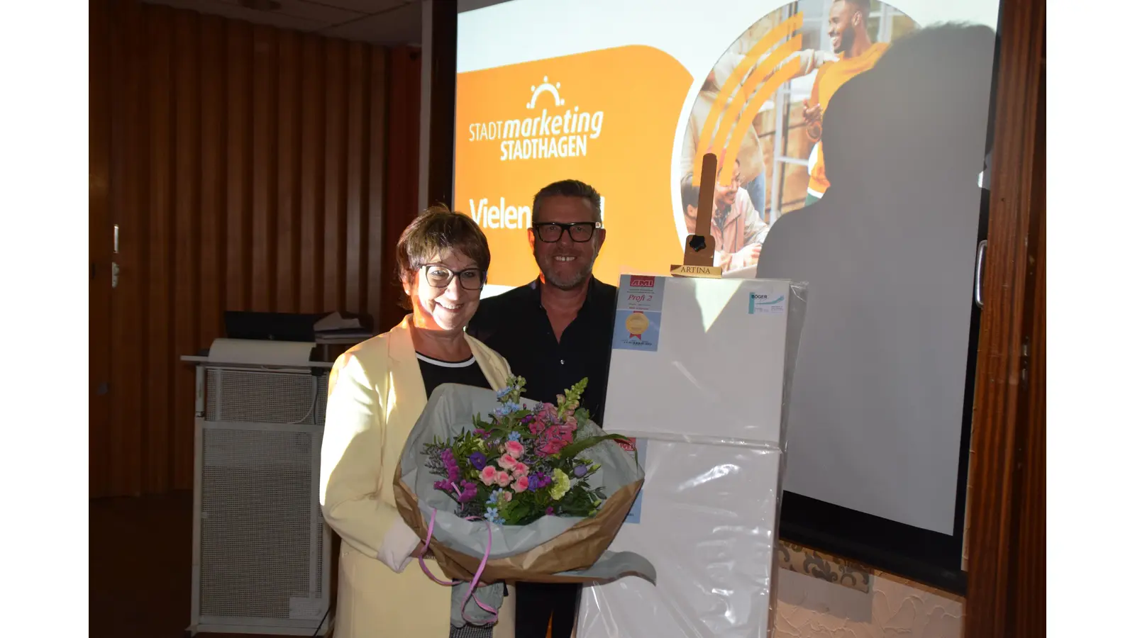 Christoph Jäger dankt Juliane Djouimai nach 17 Jahren Vorstandsarbeit. (Foto: ab)