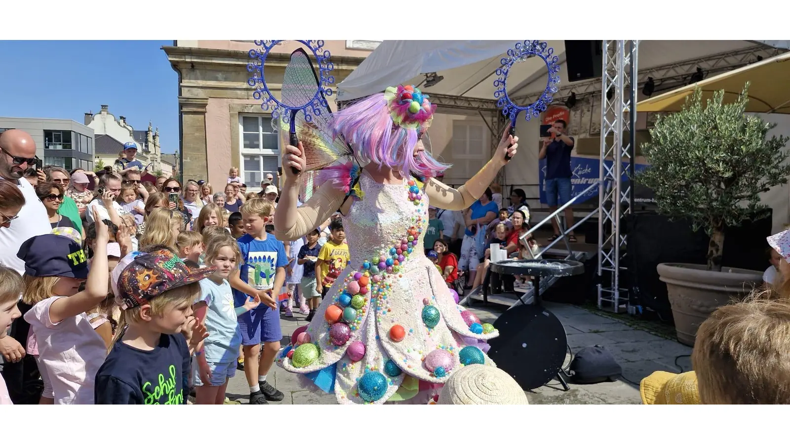 Kinder bestaunten die Seifenblasenkünstlerin. (Foto: privat)