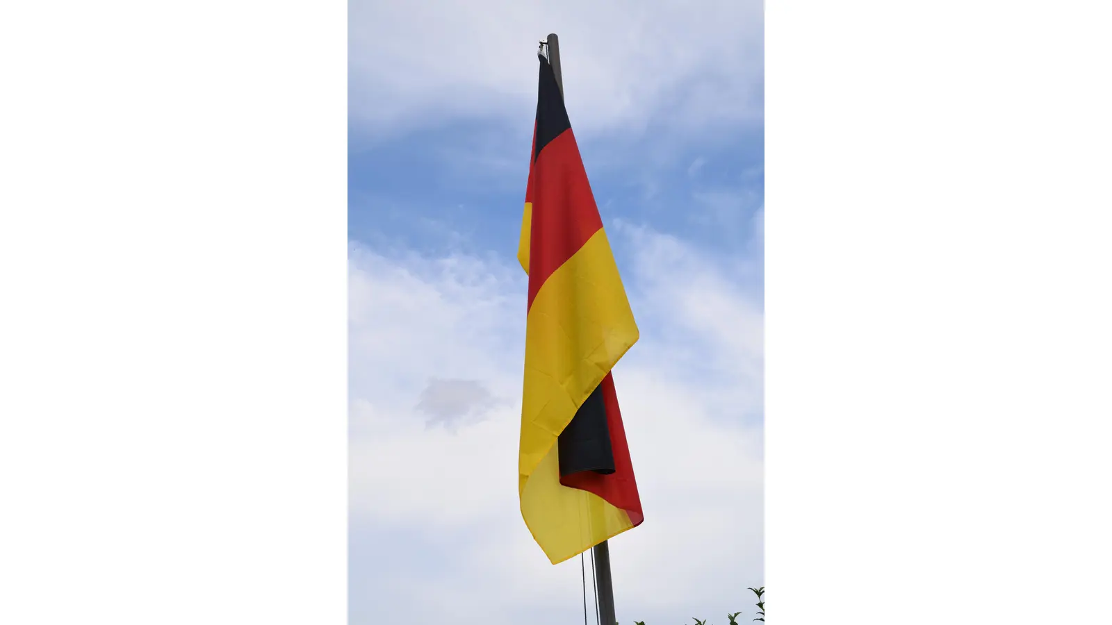 Traurig hängt diese Deutschland-Fahne nach dem Ausscheiden der deutschen Mannschaft am Mast. Gesehen in Niedernwöhren. (Foto: ab)