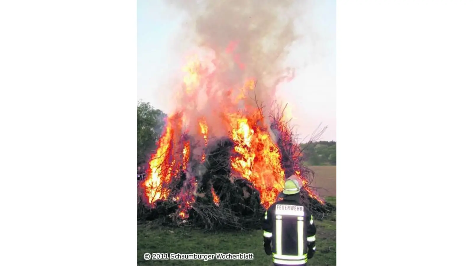 Hell lodert das Osterfeuer (Foto: red)