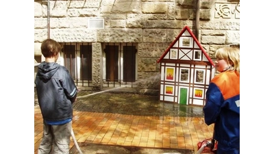 Mit großem Einsatz führt die Ortswehr die Brandschutzerziehung durch.  (Foto: Feuerwehr)