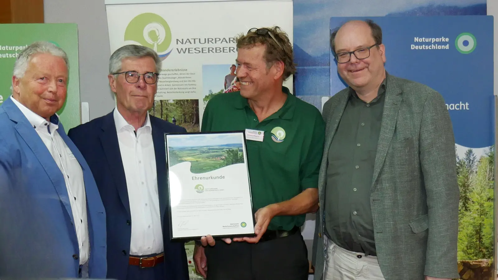 Niedersachsens Umweltminister Christian Meyer (re.) und Friedel Heuwinkel (2. v. li.), Präsident des Verbands Deutscher Naturparke, überreichen Tom Jürgens (li.) und Christian Wiegand (2. v. re.) die Jubiläumsurkunde.  (Foto: gk)