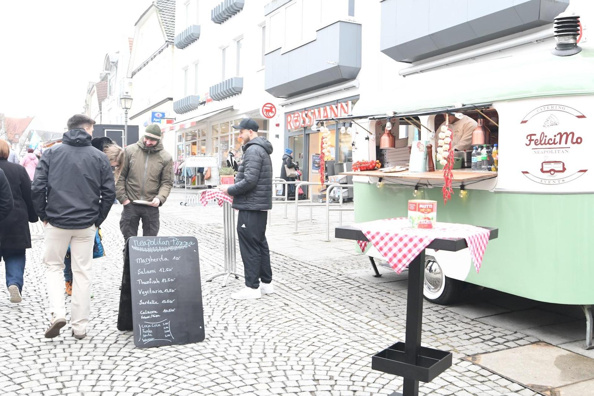 Foodtrucks beim verkaufsoffenen Sonntag im Februar 2026. Schon kurz vor der Ladenöffnung ab 13 Uhr war gut was los in der Innenstadt. (Foto: nd)