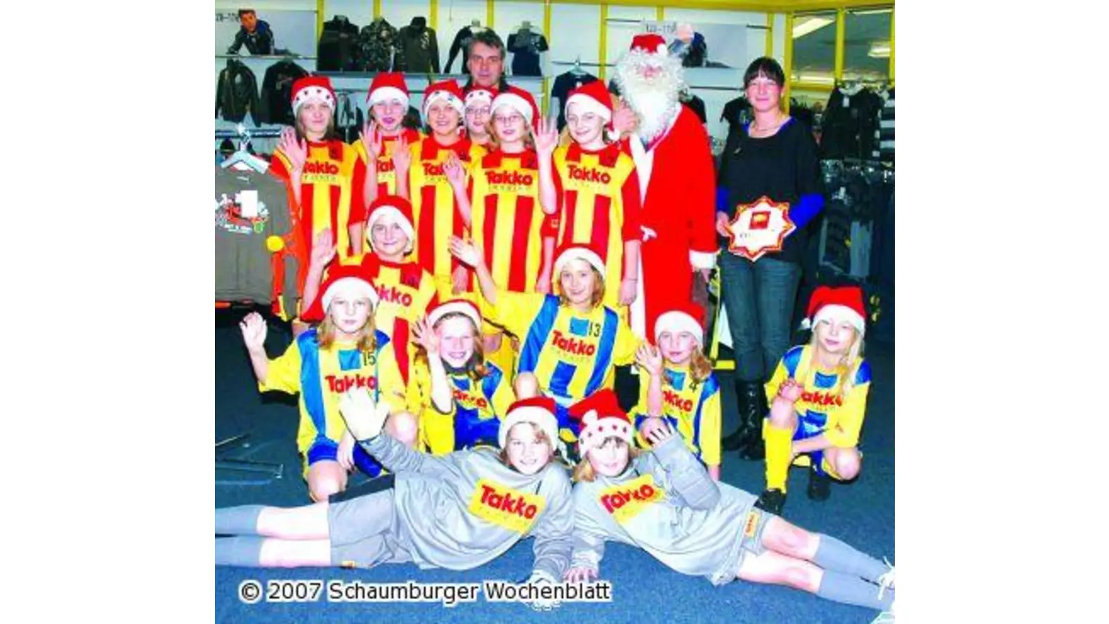 Juniorinnen bedanken sich für neue Trikots (Foto: wtz)