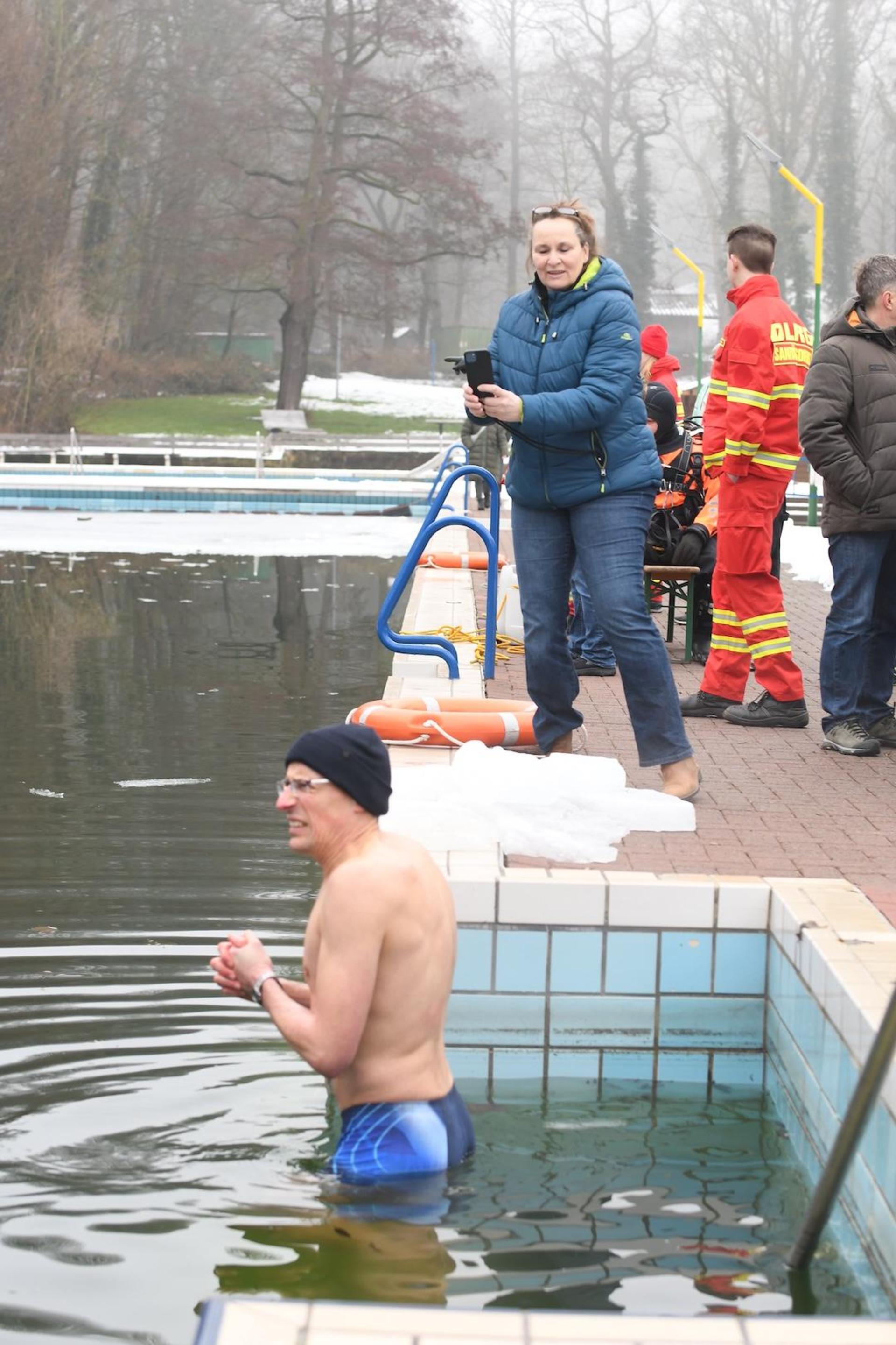 Bürgermeisterin Dörte Worm-Kressin war mit als eine der ersten im Wasser und feuerte dann alle Eisschwimmer an. (Foto: nd)