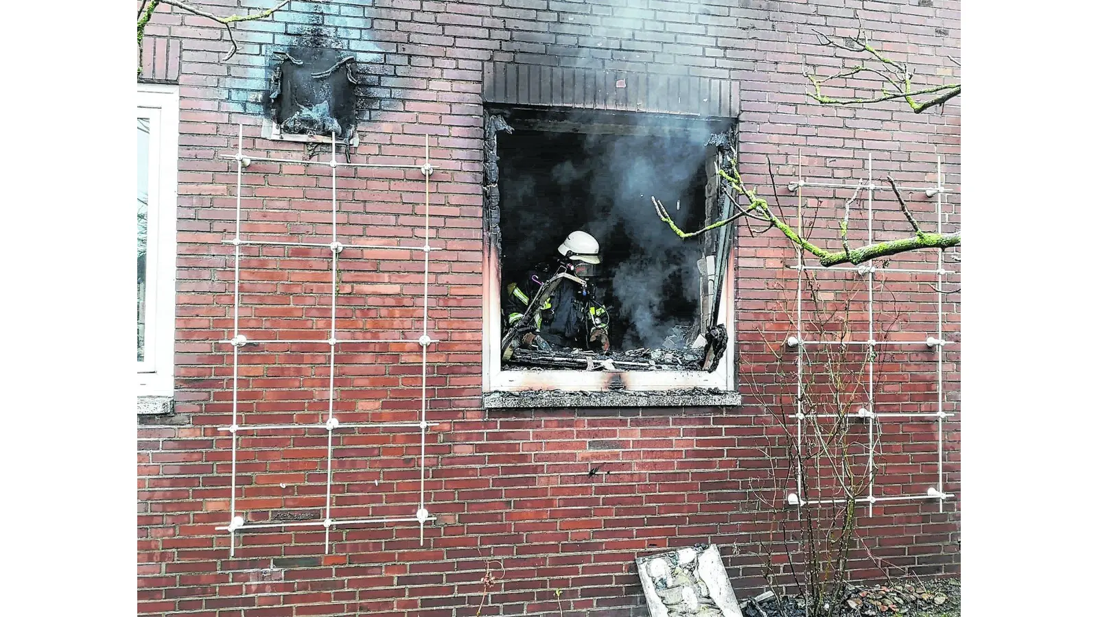 Frau stirbt bei Gebäudebrand (Foto: bb)