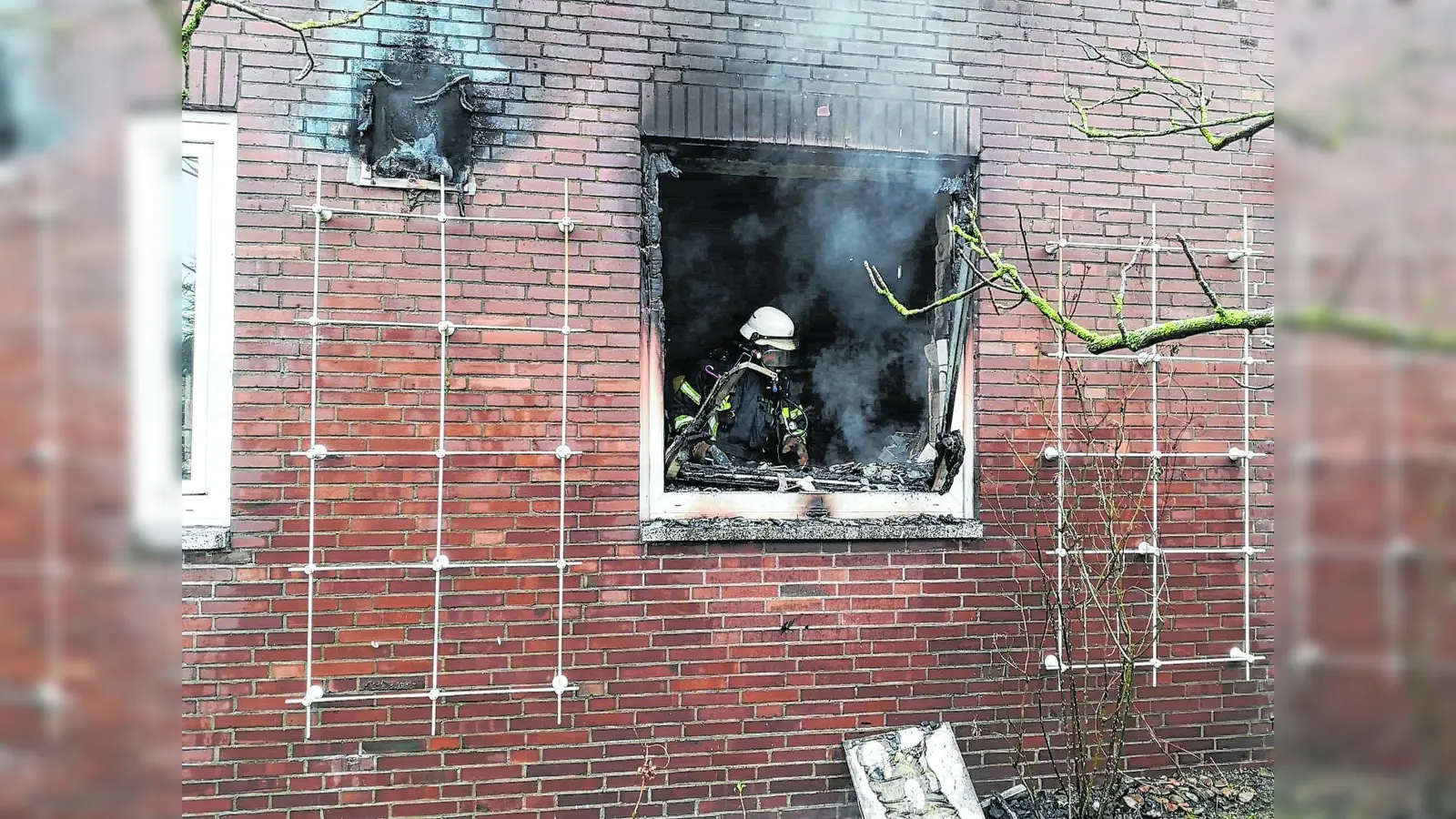 Frau stirbt bei Gebäudebrand (Foto: bb)