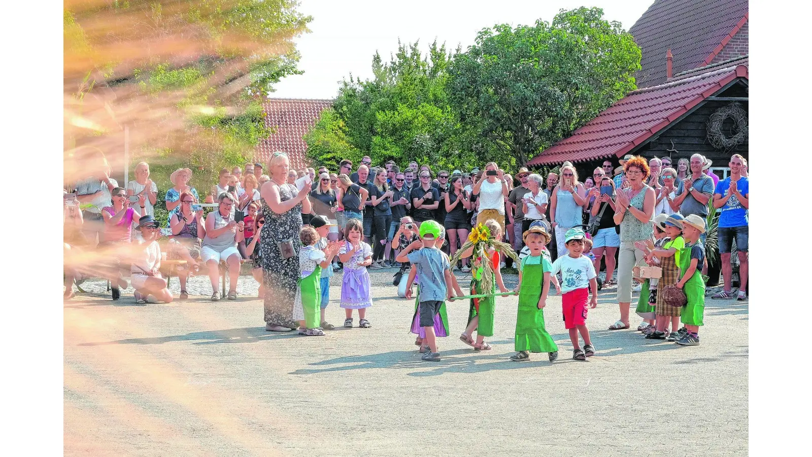 Wenn eine große Nachbarschaft gemeinsam das Erntefest feiert (Foto: red)