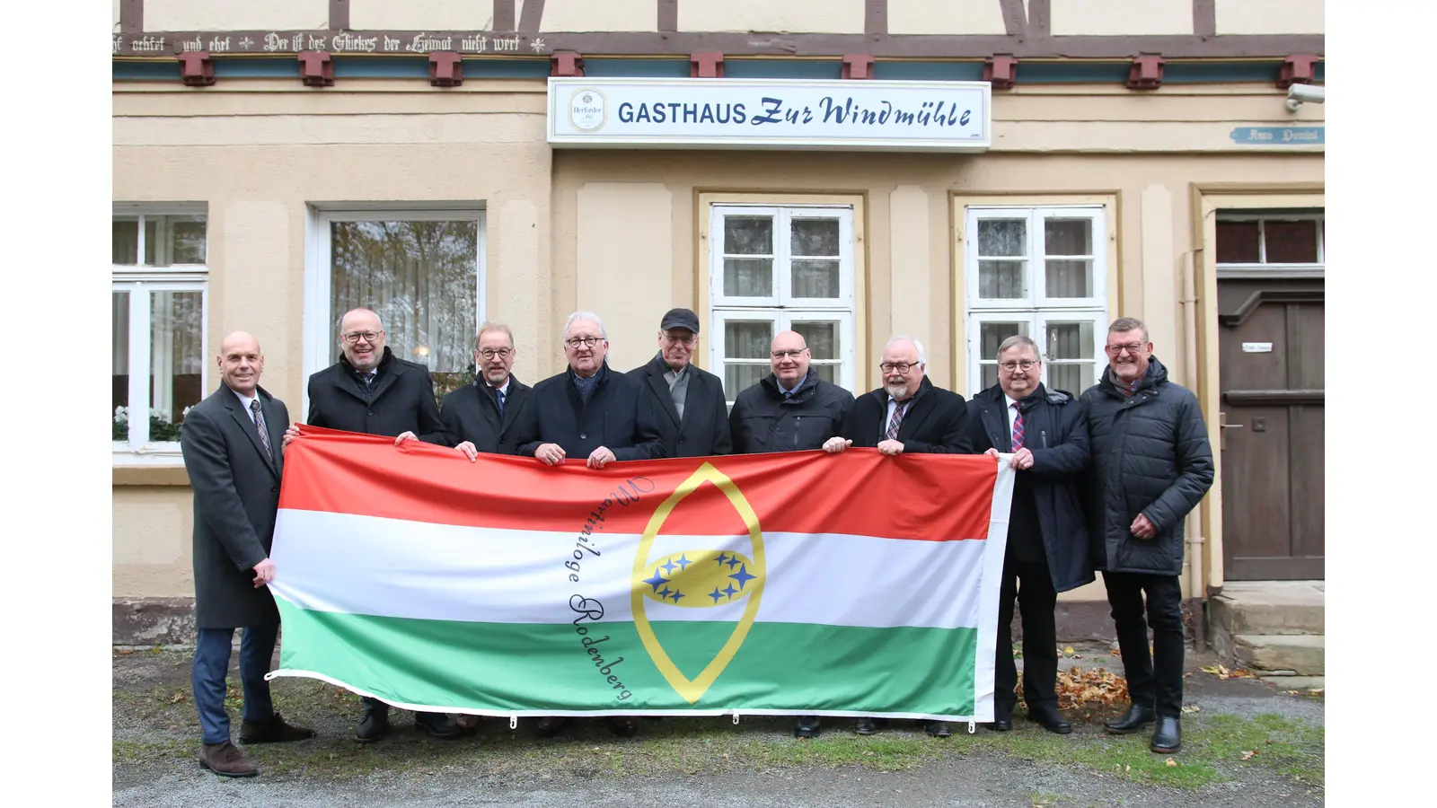 Die Martini-Loge hisst vor dem Gang über den Markt ihre Flagge an der Windmühle. (Foto: bb)