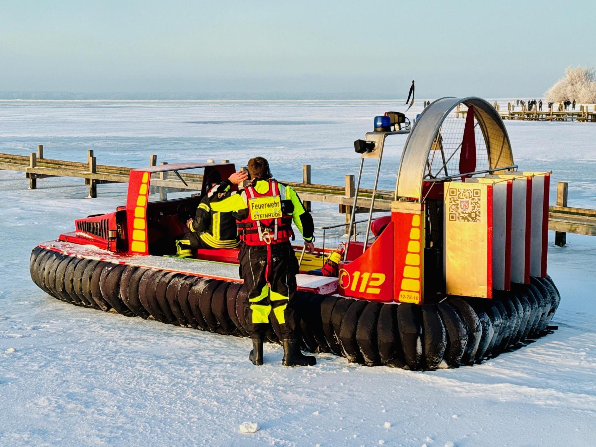 Vor Ort am Steinhuder Meer: Hovercraft und Einsatzkräfte der Feuerwehr. (Foto: Feuerwehr)