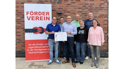 Uwe Brinkmann übergibt den Spendenscheck an Jörg Wunnenberg (li.) sowie dem Vorstand. (Foto: privat)