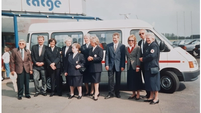 Übergabe im Jahre 1996 des ersten vereinseigenen Mannschaftswagen. v.l. Vorsitzender Toni Baier, Mitglieder des Sozialkreises, 4.v.r Erwin Tatge, Schirmherrin Benita Fürstin zu Schaumburg- Lippe und Bürgermeister Helmut Preul. (Foto: privat)