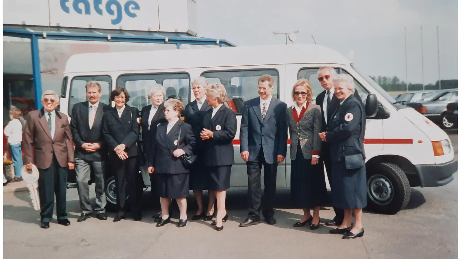 Übergabe im Jahre 1996 des ersten vereinseigenen Mannschaftswagen. v.l. Vorsitzender Toni Baier, Mitglieder des Sozialkreises, 4.v.r Erwin Tatge, Schirmherrin Benita Fürstin zu Schaumburg- Lippe und Bürgermeister Helmut Preul. (Foto: privat)