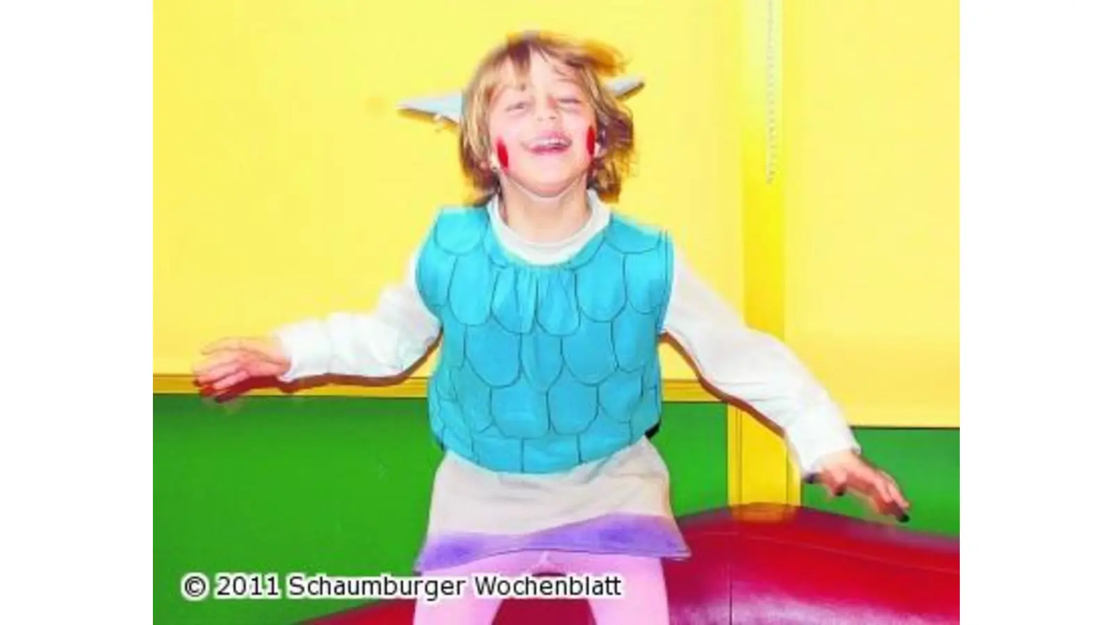 Eltern spielen im Kindergarten (Foto: ste)
