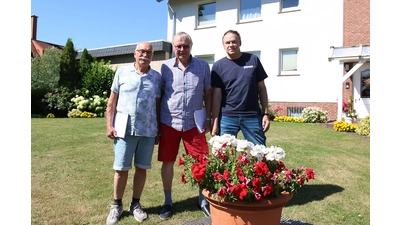 Ernst Allnoch (v. li.), Heinrich Rekate und Axel Trittin nehmen die Gärten der Rodenberger bei der zweiten Bewertungsrunde für den Blumenschmuckwettbewerb in den Blick.  (Foto: bb)