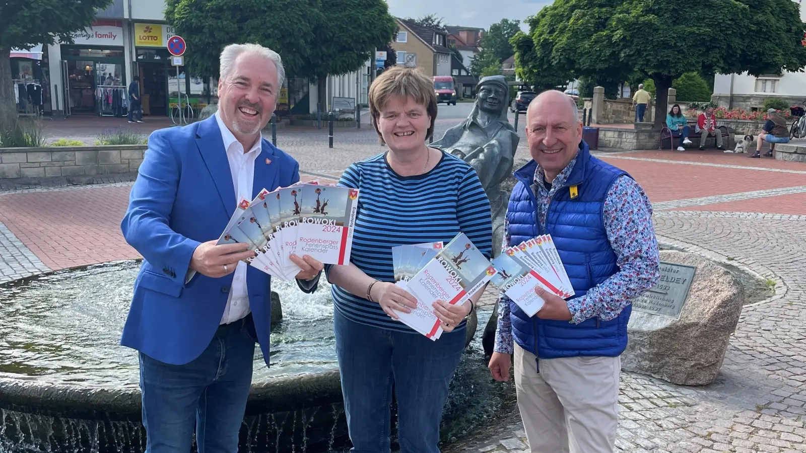 Stellen das neue RoWoKi-Programm 2024 vor: Stadtdirektor Dr. Thomas Wolf, Ausschussvorsitzende Catrin Döpke und Bürgermeister Ralf Sassmann. (Foto: Samtgemeinde)