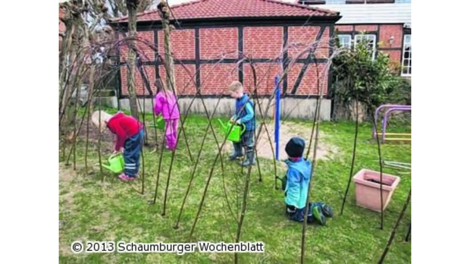 Kinder pflanzen (Foto: em)