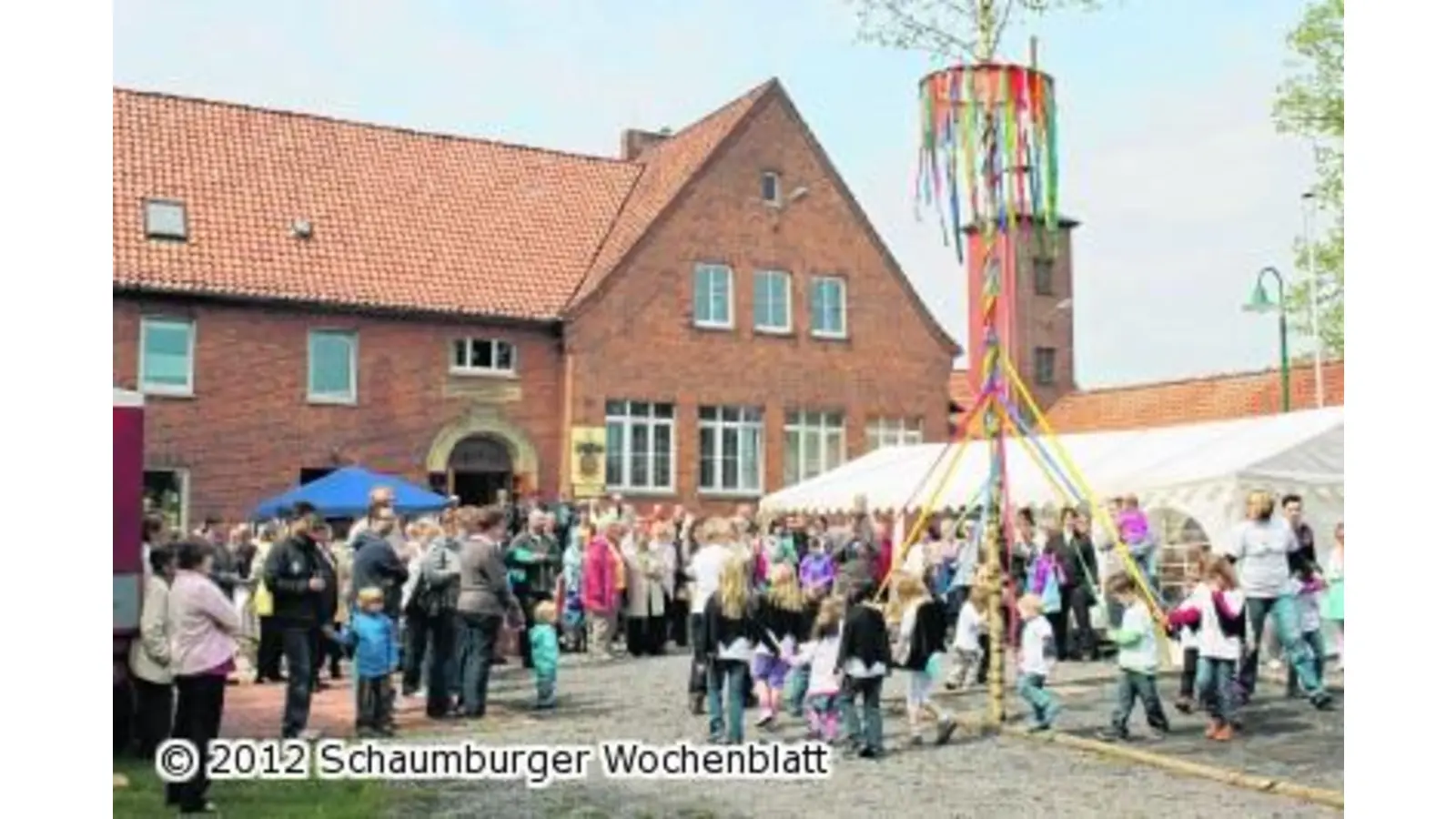 Räuberhöhlenkinder tanzen um den Maibaum (Foto: red)