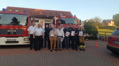Alle Geehrten und Beförderten mit Kreisbrandmeister Joachim Muth, Stadtbrandmeister Frank Belte sowie dem Führungstrio der Ortsfeuerwehr Krainhagen-Röhrkasten. (Foto: privat)